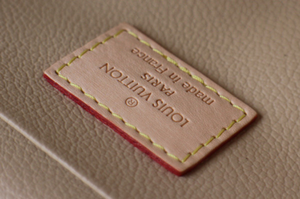 l**is V*t*n toiletry bag