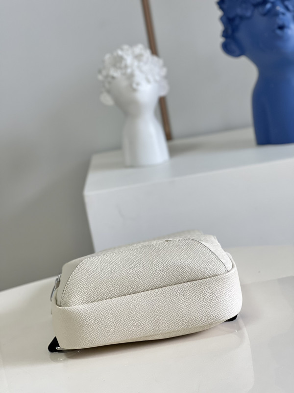 l**is V*t*n avenue sling bag