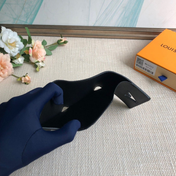 l**is V*t*n twist wallet