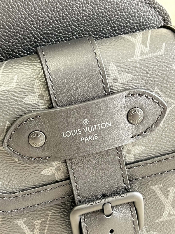 l**is V*t*n saumur slingbag