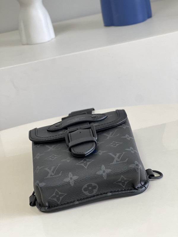 l**is V*t*n saumur slingbag