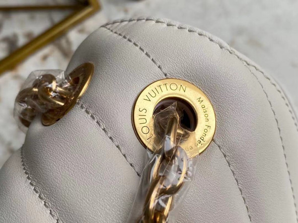 l**is V*t*n new wave chain bag