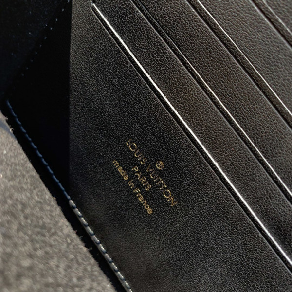 l**is V*t*n v dauphine chain wallet