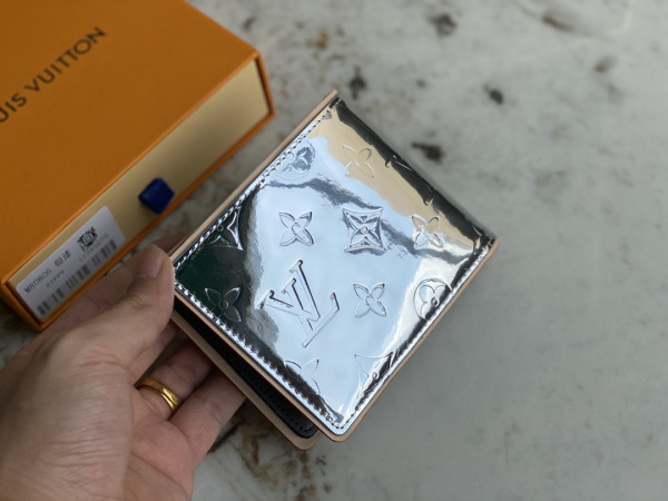 l**is V*t*n slender wallet