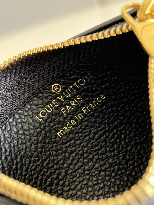 l**is V*t*n key pouch