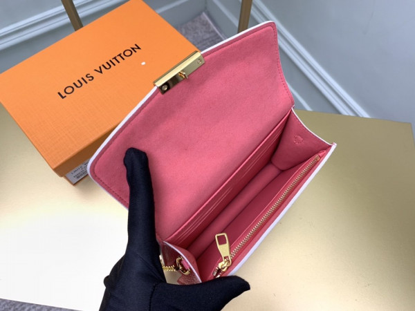 l**is V*t*n croisette chain wallet