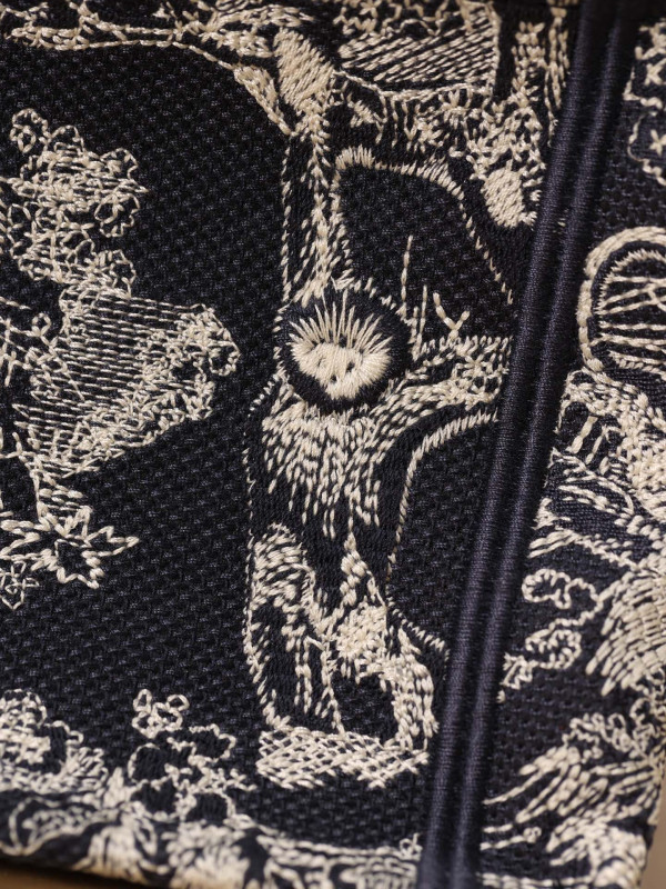 small D*or book tote