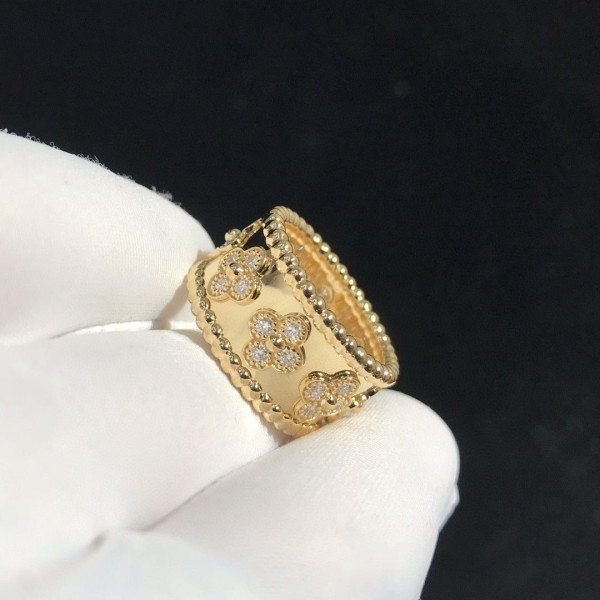 Van Cleef & Arpels Perlée clovers ring