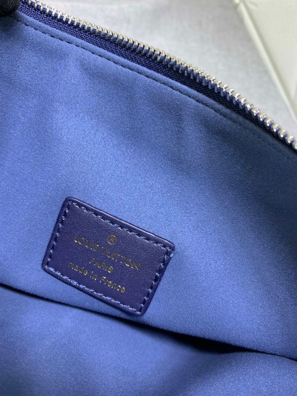 l**is V*t*n coussin pm