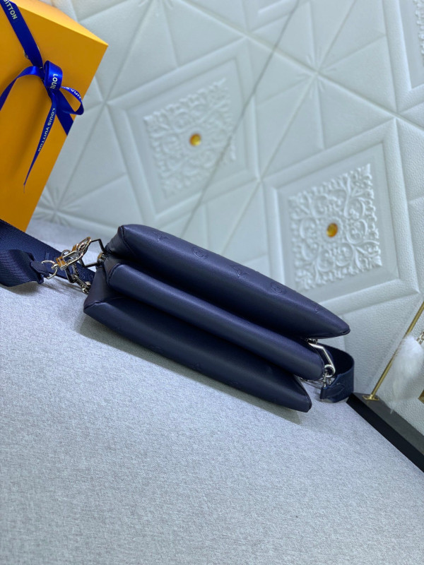 l**is V*t*n coussin pm