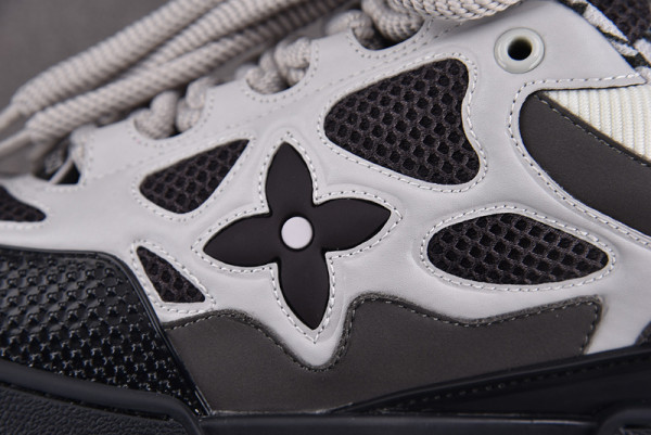 l**is V*t*n sneakers