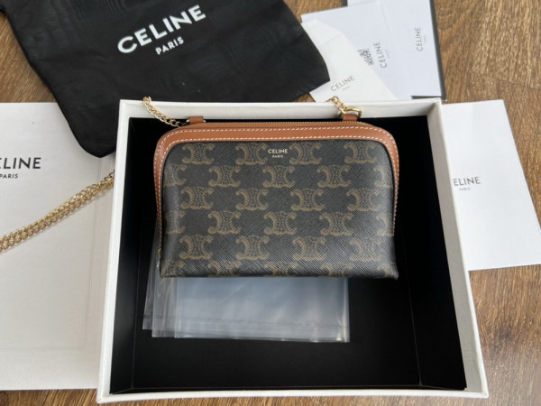 Ce**e clutch with chain in triomphe canvas