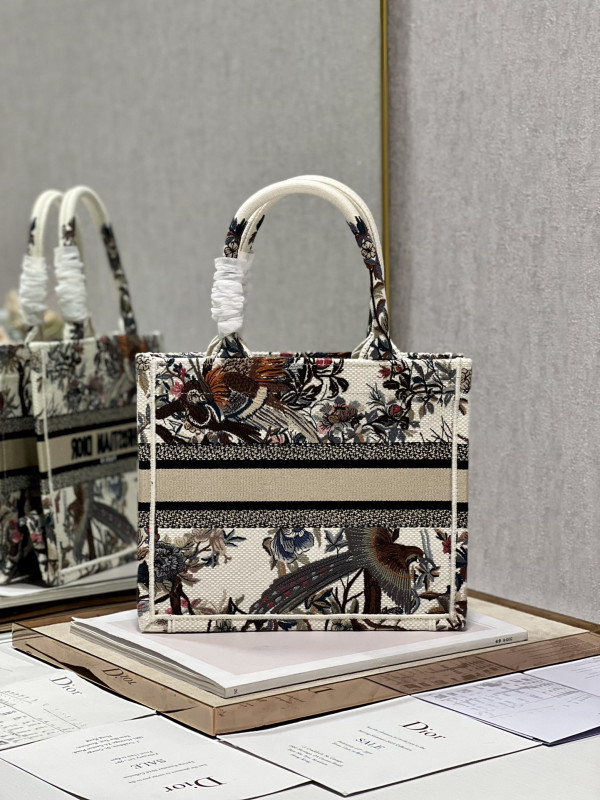 small D*or book tote