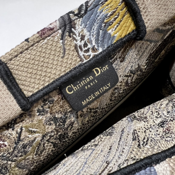 small D*or book tote