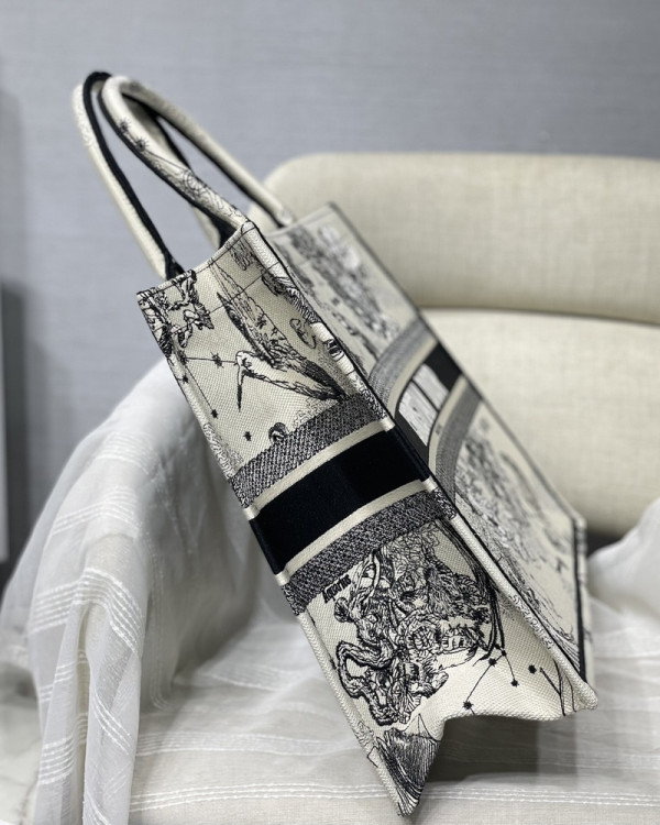 large D*or book tote