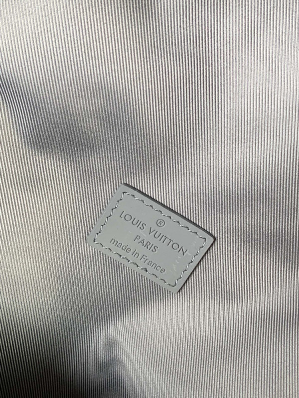 l**is V*t*n takeoff backpack