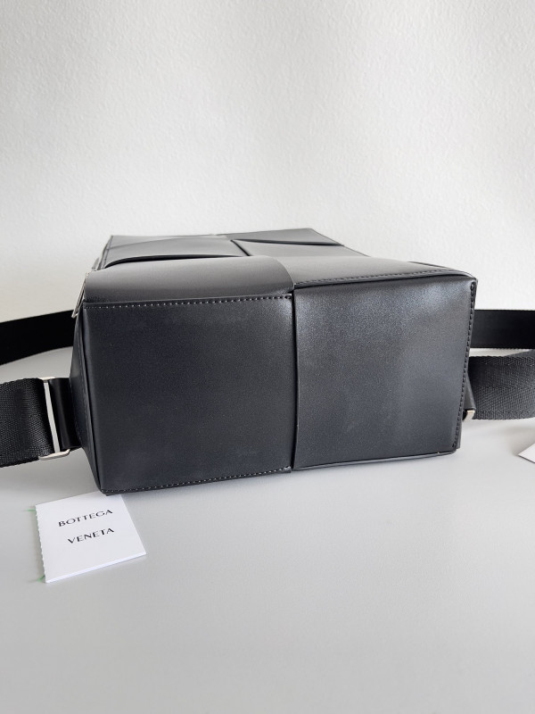 Bo*te*ga ve*ne*ta arco backpack