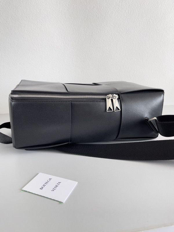 Bo*te*ga ve*ne*ta arco backpack