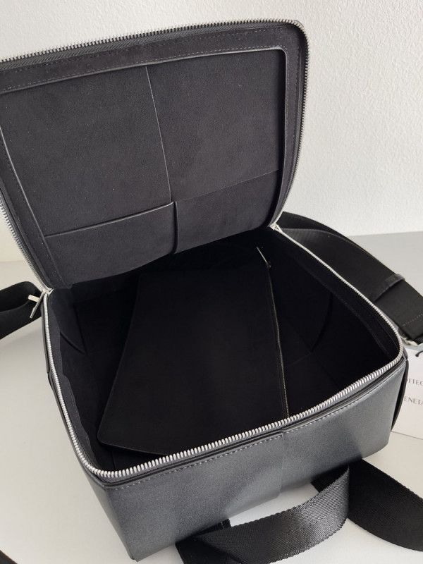 Bo*te*ga ve*ne*ta arco backpack