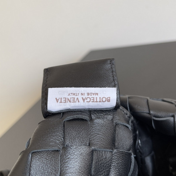 Bo*te*ga ve*ne*ta classic sardine top handle bag