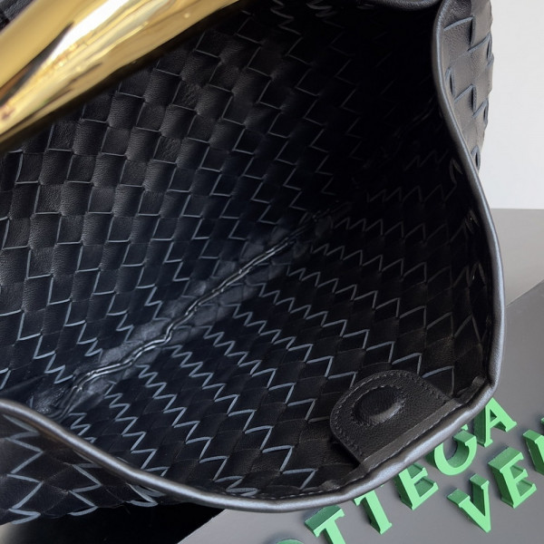 Bo*te*ga ve*ne*ta classic sardine top handle bag