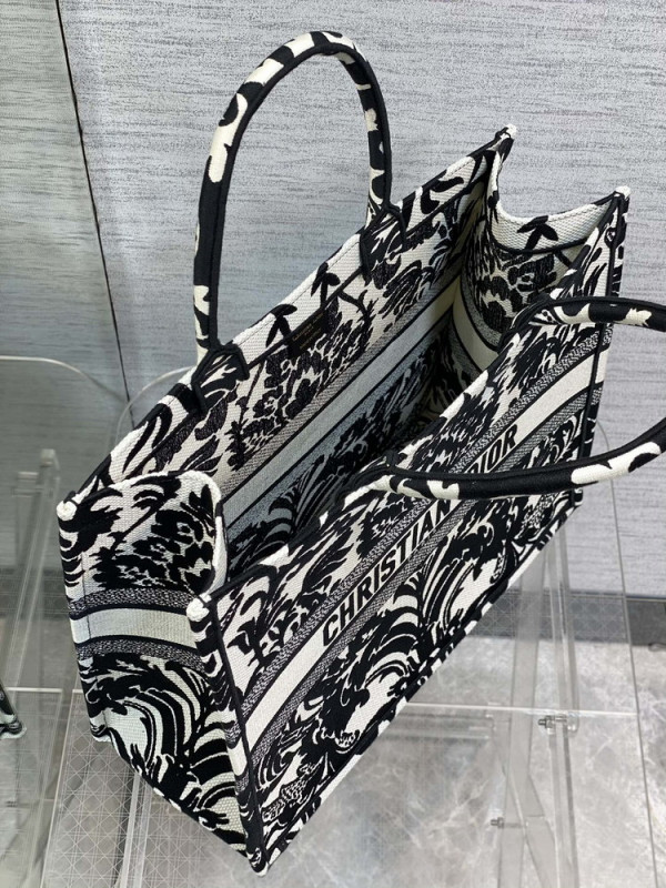 large D*or book tote