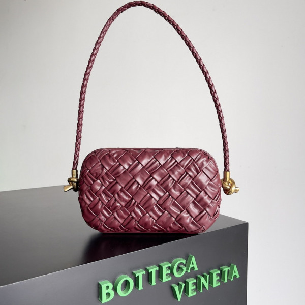 Bo*te*ga ve*ne*ta knot minaudiere on strap