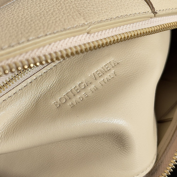 Bo*te*ga ve*ne*ta brick cassette