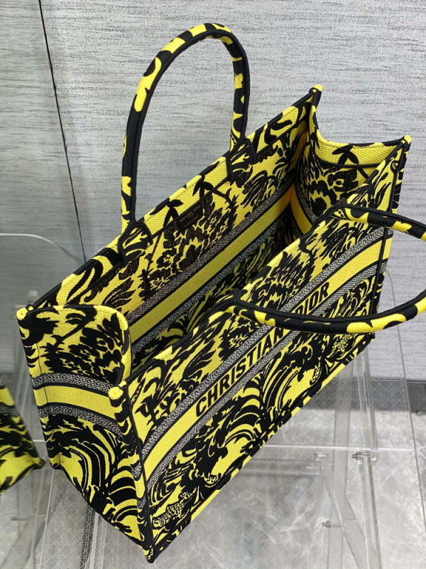 large D*or book tote