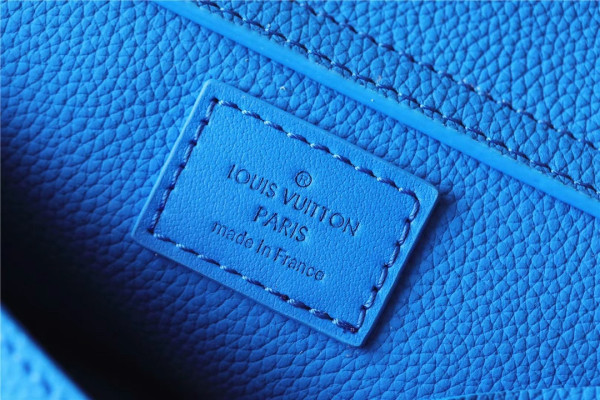 l**is V*t*n takeoff slingbag