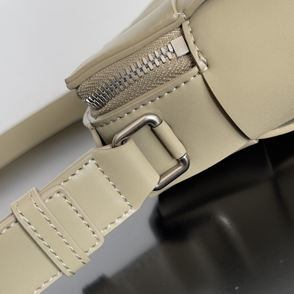 Bo*te*ga ve*ne*ta brick cassette