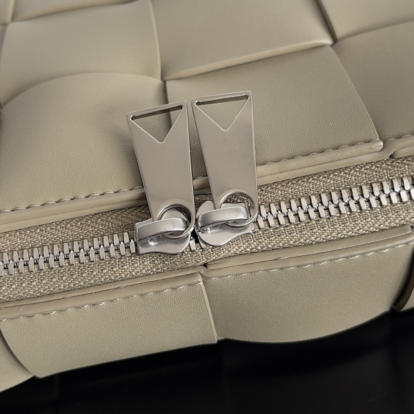 Bo*te*ga ve*ne*ta brick cassette