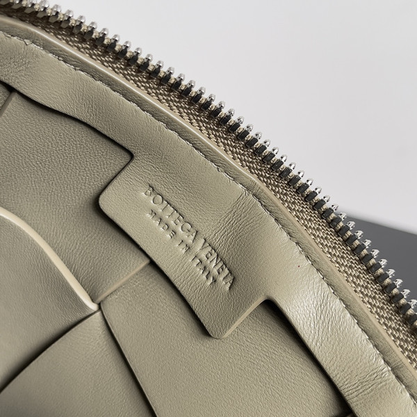 Bo*te*ga ve*ne*ta brick cassette