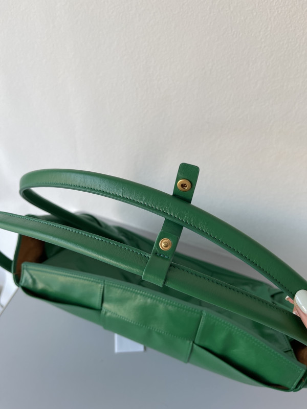 Bo*te*ga ve*ne*ta arco