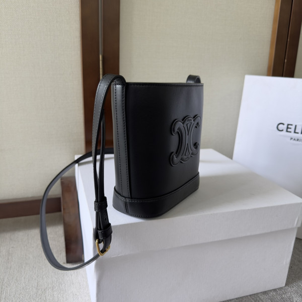 Ce**e mini bucket cuir triomphe
