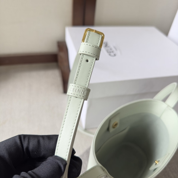 Ce**e mini bucket cuir triomphe