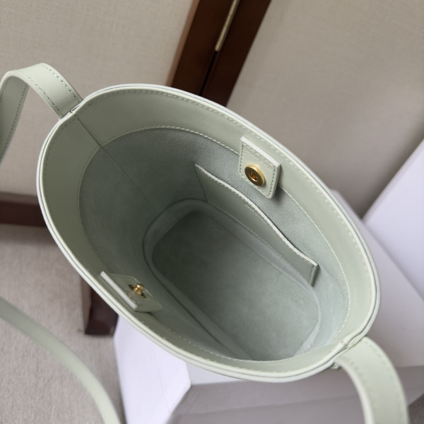 Ce**e mini bucket cuir triomphe