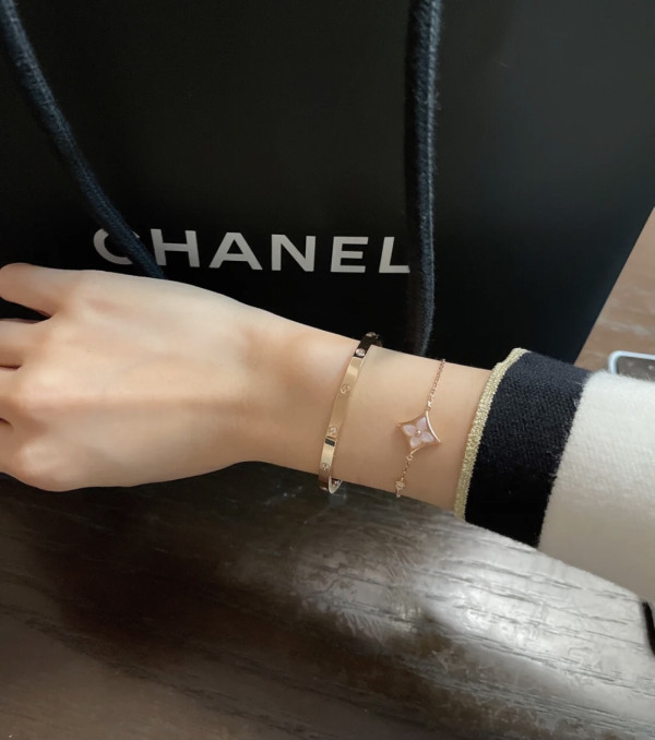 l**is V*t*n bracelet