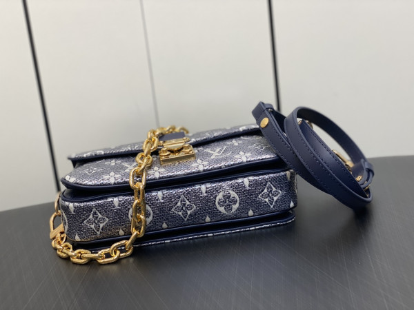 l**is V*t*n pochette metis east west