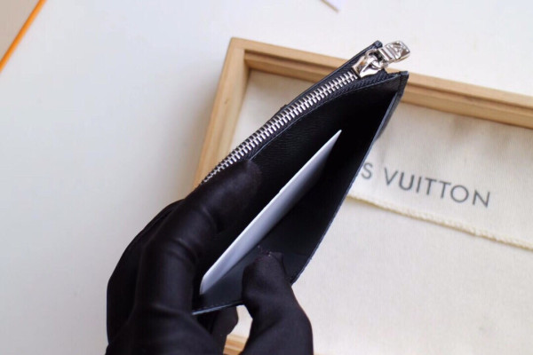 l**is V*t*n coin card holder