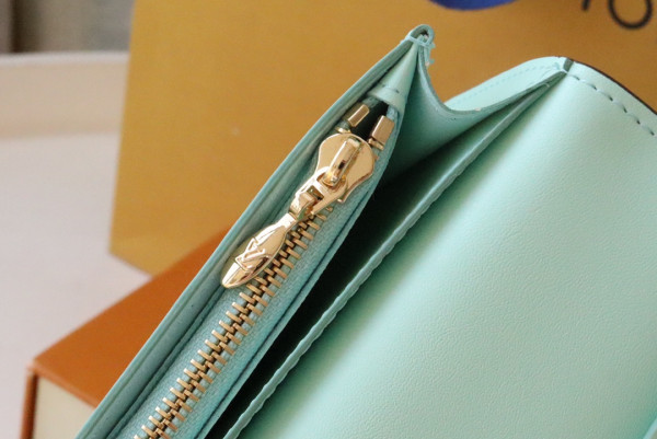 l**is V*t*n vertical wallet