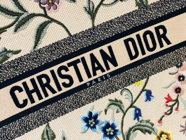 medium D*or book tote