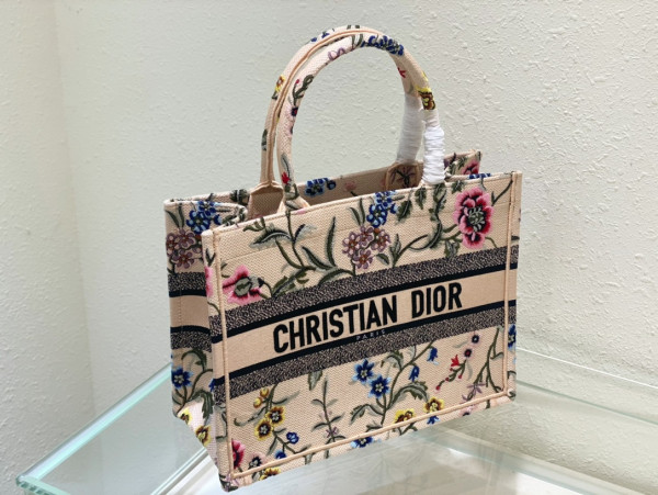 medium D*or book tote