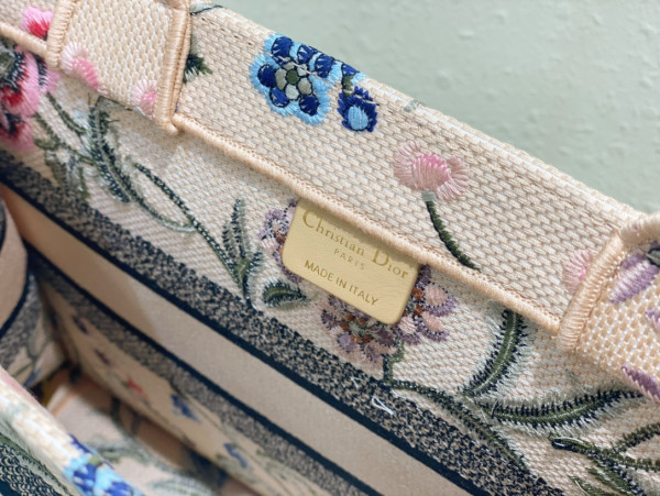 medium D*or book tote