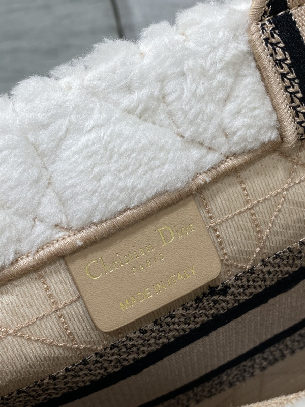 small D*or book tote