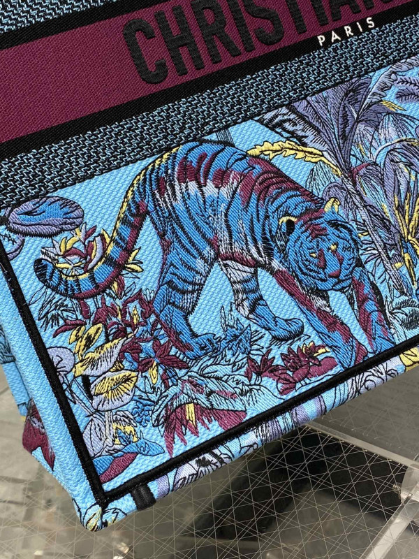 large D*or book tote