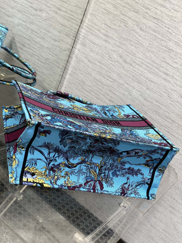 large D*or book tote