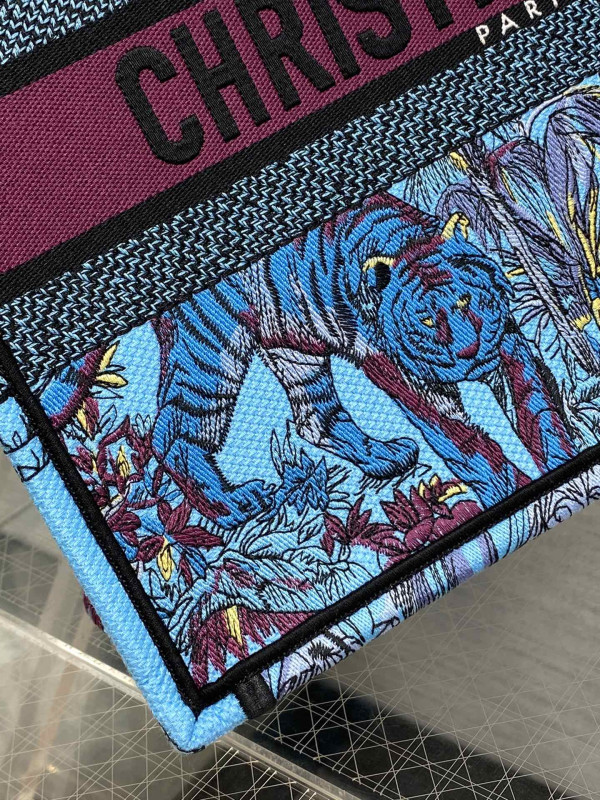 medium D*or book tote