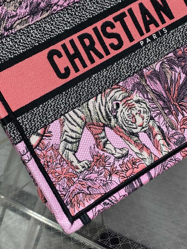 medium D*or book tote