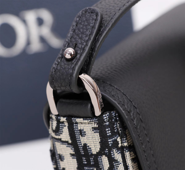 D*or saddle pouch with strap
